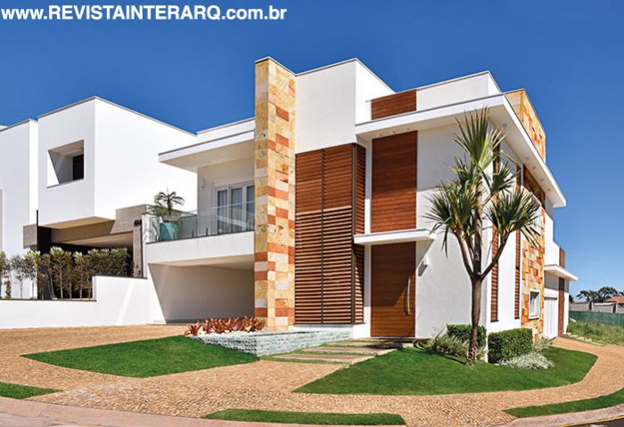 Uma casa de linhas retas e modernas, que proporciona aconchego através de elementos naturais foi o pedido para este projeto contemporâneo - Revista InterArq | Arquitetura, Decoração, Design, Paisagismo e Lifestyle
