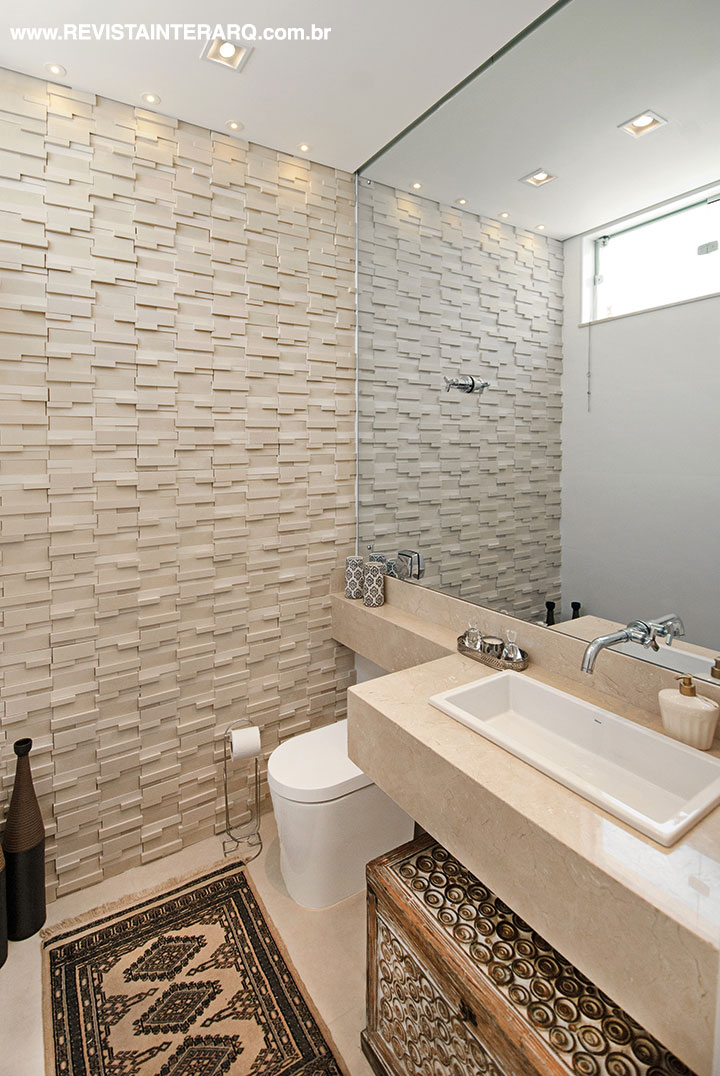 O revestimento em relevo (Ponto Bello Acabamentos) deu um ar moderno ao lavabo.