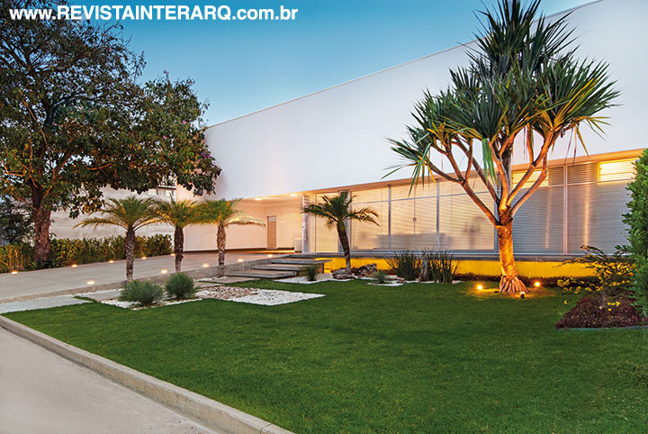 A fachada de linhas retas traz detalhes em brises de alumínio marcando a entrada principal. Mesmo com grandes dimensões, a arquitetura é “leve” graças a entrada suspensa sobre o jardim (Mamãe Natureza). Todo o material estrutural da obra é da Cenafer