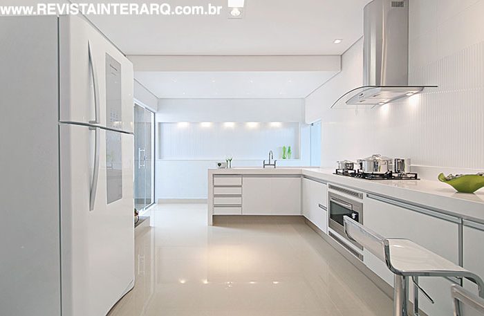 Acabamentos na cor e branca e madeira são os principais elementos utilizados para trazer aconchego e sofisticação neste projeto de interiores - Revista InterArq | Arquitetura, Decoração, Design, Paisagismo e Lifestyle