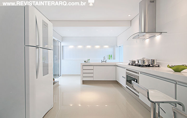 Acabamentos na cor e branca e madeira são os principais elementos utilizados para trazer aconchego e sofisticação neste projeto de interiores - Revista InterArq | Arquitetura, Decoração, Design, Paisagismo e Lifestyle