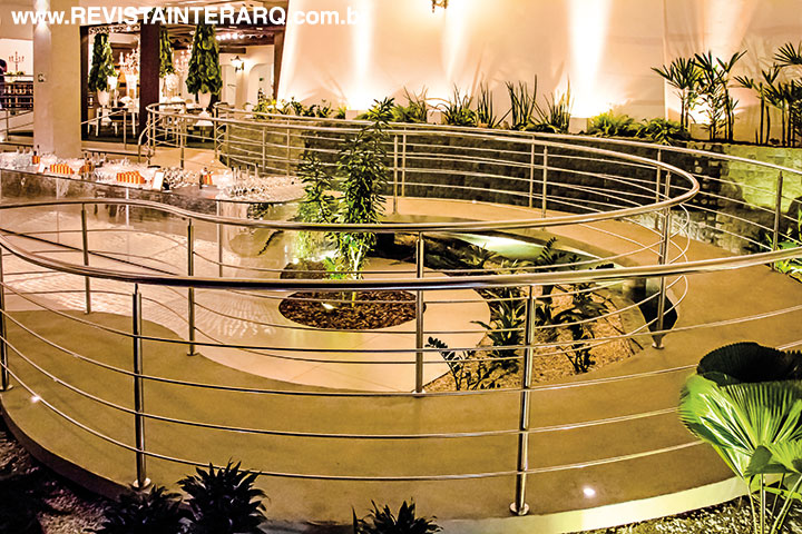 Rampas de formas orgânicas, ladeadas por jardins, conectam os patamares do buffet
