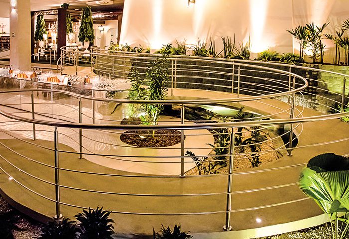 Para criar diversos cenários neste espaço de eventos, a arquiteta utilizou cobogós, madeira, espelho d’água e paisagismo para trazer harmonia ao projeto - Revista InterArq | Arquitetura, Decoração, Design, Paisagismo e Lifestyle