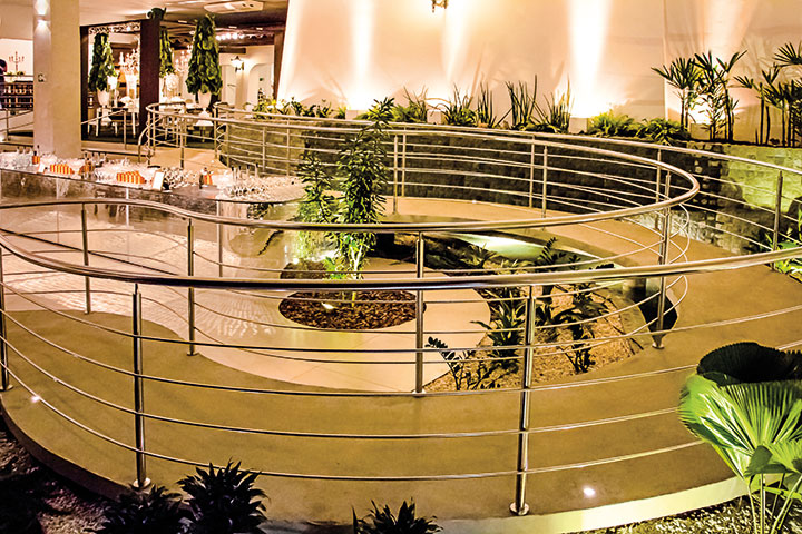Para criar diversos cenários neste espaço de eventos, a arquiteta utilizou cobogós, madeira, espelho d’água e paisagismo para trazer harmonia ao projeto - Revista InterArq | Arquitetura, Decoração, Design, Paisagismo e Lifestyle