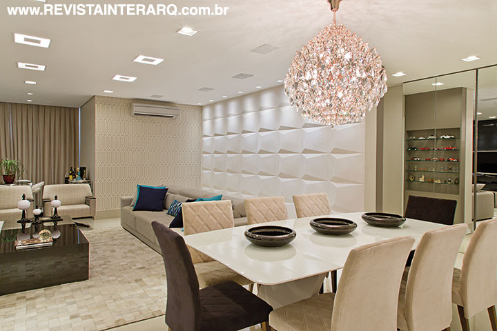 O lustre pendente de cobre e cristais demarca a área do jantar.