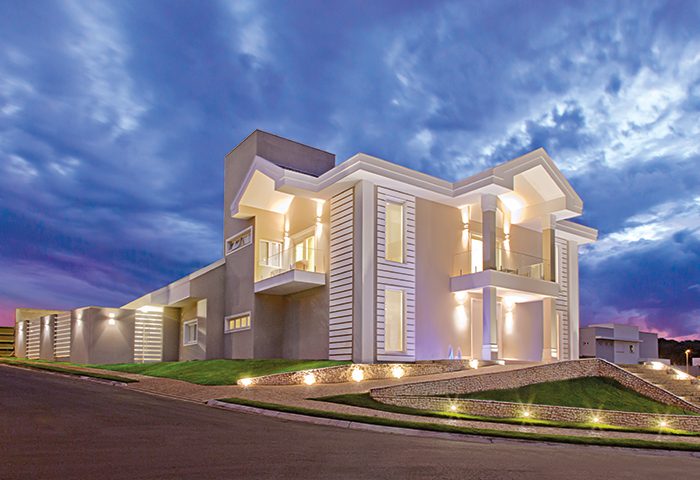 Com linhas arquitetônicas que remetem ao estilo clássico, esta casa recebeu elementos simétricos e um grande pórtico na entrada - Revista InterArq | Arquitetura, Decoração, Design, Paisagismo e Lifestyle