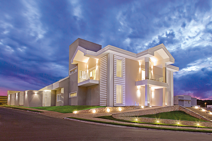 Com linhas arquitetônicas que remetem ao estilo clássico, esta casa recebeu elementos simétricos e um grande pórtico na entrada - Revista InterArq | Arquitetura, Decoração, Design, Paisagismo e Lifestyle