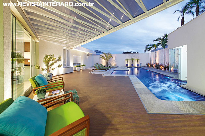 A piscina conta com raia para os treinos de natação. Jardins com pedriscos nos dois pavimentos agregam beleza ao espaço. Para momentos 