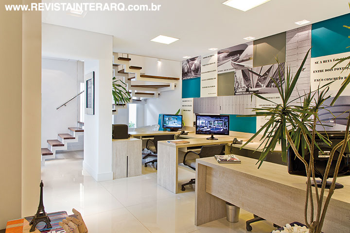 A sala de projetos foi ambientada com mesas integradas, plantas (paisagismo Monica Costa) e com um grande painel, idealizado em cubos com diversas profundidades, que acomodam fotografias e frases de grandes mestres da Arquitetura Mundial