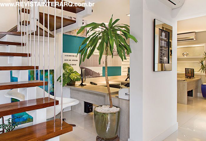 A fim de receber bem, o projeto deste escritório traz móveis de design, obras de arte e iluminação natural para garantir bem-estar aos clientes - Revista InterArq | Arquitetura, Decoração, Design, Paisagismo e Lifestyle