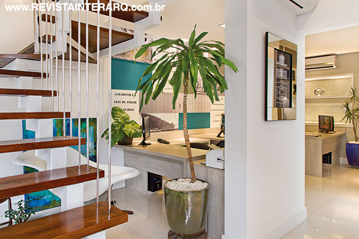 A fim de receber bem, o projeto deste escritório traz móveis de design, obras de arte e iluminação natural para garantir bem-estar aos clientes - Revista InterArq | Arquitetura, Decoração, Design, Paisagismo e Lifestyle