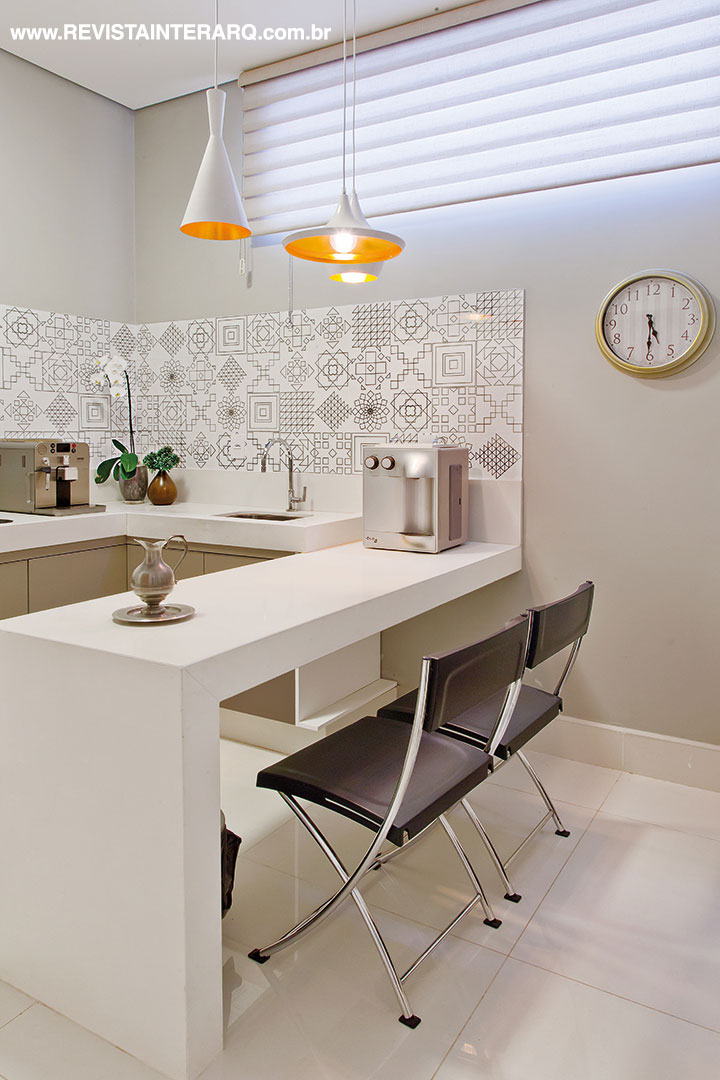 Na cozinha, o cantinho para o café, com bancadas em quartzo branco (Fran Mármore) e revestimentos em patchwork geométrico monocromático. Charmosos pendentes do designer Tom Dixon (Reflexo Iluminação) compõem o ambiente. Armários da Vinter Móveis e cortina Vignette (Marcello Revestimentos)