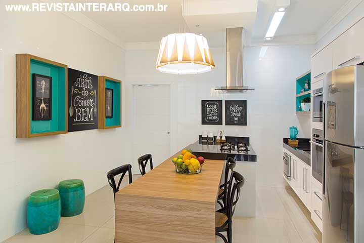 O pendente em acrílico leitoso branco (Reflexo Iluminação) confere um ar exclusivo, assim como as charmosas cadeiras Paris (Galeria Top Kazza | Saccaro). Quadros e gravuras da loja Paredes