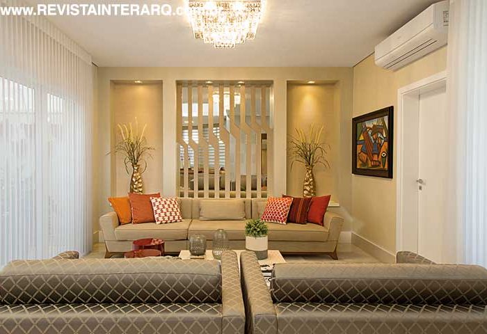 Baseado na personalização de cada ambiente, o design de interiores desta explorou luz, texturas e revestimentos em relevos - Revista InterArq | Arquitetura, Decoração, Design, Paisagismo e Lifestyle