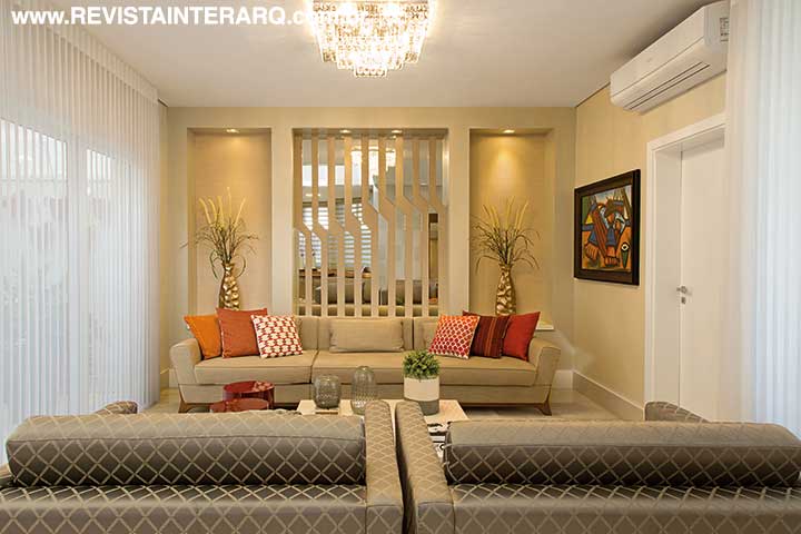 Baseado na personalização de cada ambiente, o design de interiores desta explorou luz, texturas e revestimentos em relevos - Revista InterArq | Arquitetura, Decoração, Design, Paisagismo e Lifestyle