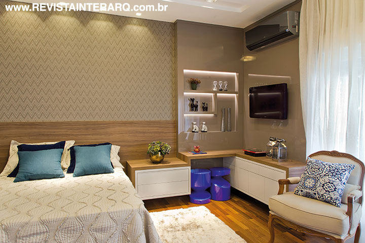 A paleta apresenta tons de bege, fendi e madeira, com detalhes em azul royal e estampas