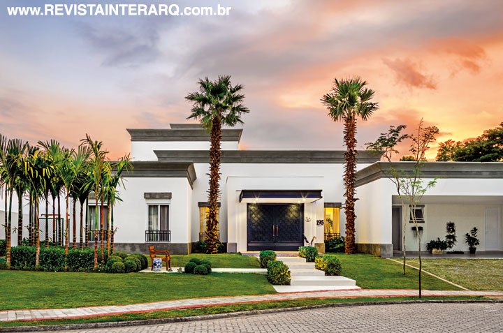 O terreno de 1200 m² desta casa permitia uma arquitetura ampla, com espaços sempre prontos para receber os amigos - Revista InterArq | Arquitetura, Decoração, Design, Paisagismo e Lifestyle