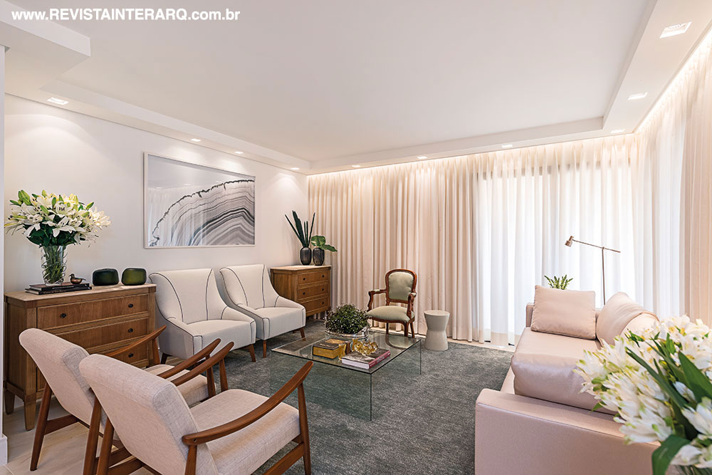 O ponto de partida do decor do living foi a poltrona estilo Luís XV, que está há 30 anos com os moradores. Restaurada, a peça empresta seu charme clássico à composição arrematada por móveis de design, como as poltronas modernistas Jangada e as de design italiano (Casa Malgga). Com uma paleta de cores sóbrias e uso moderado da madeira, a sala se distribui em um tapete verde, que traz um pouco de cor e dá aconchego ao ambiente. A iluminação indireta (Led Luz) foi trabalhada no perímetro da sala. 