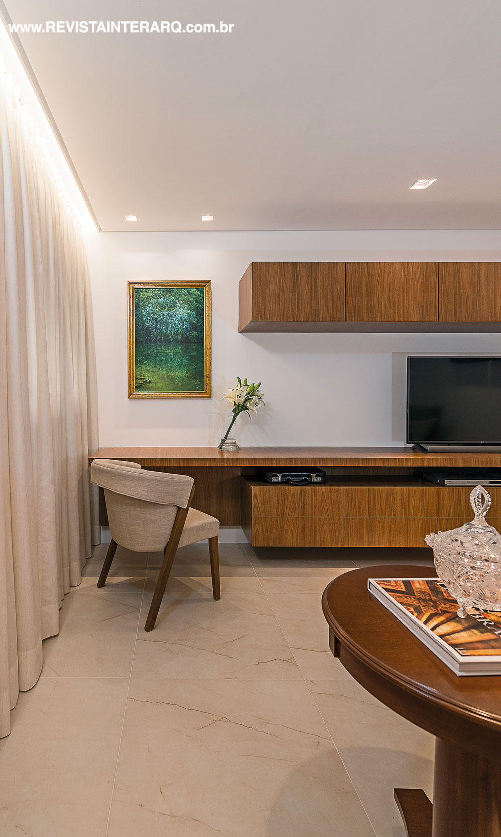 TV e office ocupam o lugar de um antigo quarto. A marcenaria simples faz contraponto à fotografia de uma pedreira impressa em canvas com uma moldura rebuscada dourada (Moldura Minuto Campinas)