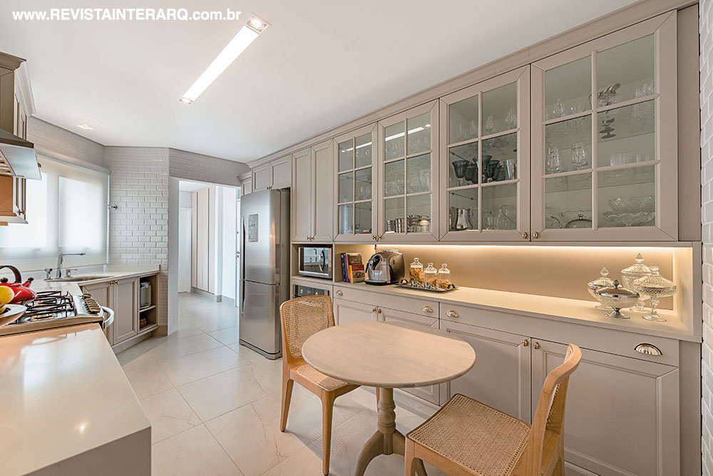 Com cristaleira e portas almofadadas, os armários da Linha Paris, da Ornare Campinas, se aliam aos azulejos bisotados para criar uma personalidade retrô e cosmopolita na cozinha. Para completar, mesa em estilo europeu e cadeiras assinadas por Jader Almeida.