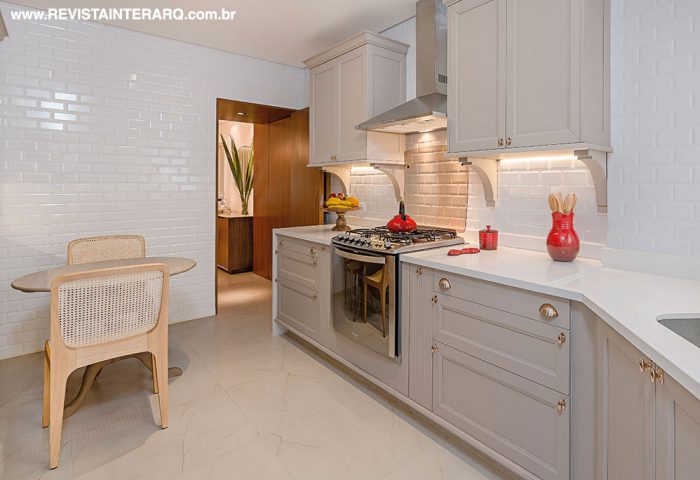 No projeto deste apartamento da década de 1980, os arquitetos utilizaram elementos clássicos em um cenário contemporâneo - Revista InterArq | Arquitetura, Decoração, Design, Paisagismo e Lifestyle