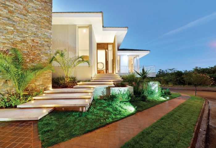 O projeto de arquitetura em diferentes patamares otimizou o espaço oferecido pelo terreno e setorizou os ambientes de acordo com o uso da família - Revista InterArq | Arquitetura, Decoração, Design, Paisagismo e Lifestyle