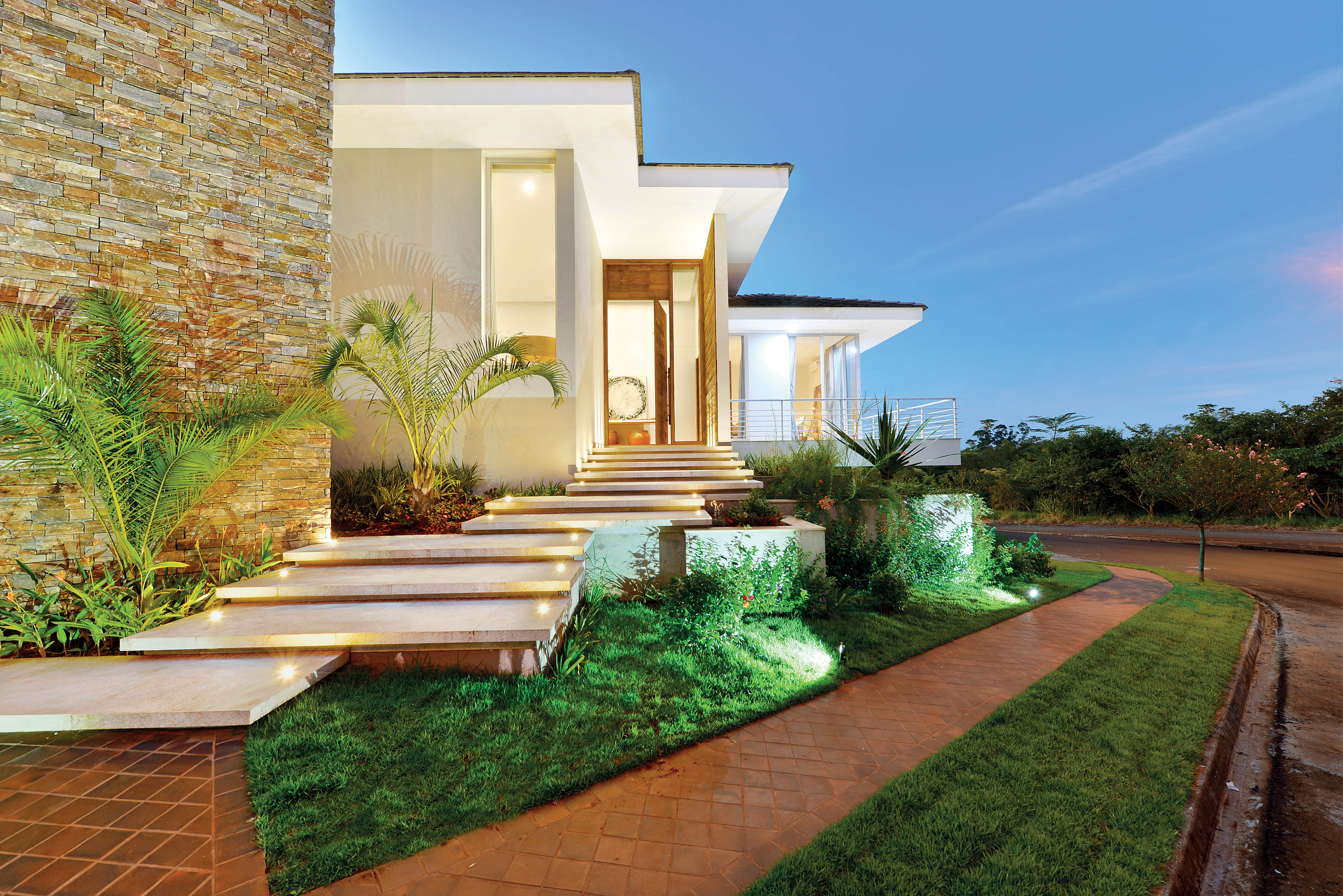 O projeto de arquitetura em diferentes patamares otimizou o espaço oferecido pelo terreno e setorizou os ambientes de acordo com o uso da família - Revista InterArq | Arquitetura, Decoração, Design, Paisagismo e Lifestyle