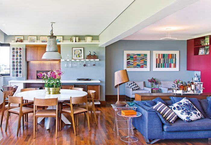 Projetado para receber com conforto, a área social deste apartamento foi visualmente unida para dialogar de forma harmonia - Revista InterArq | Arquitetura, Decoração, Design, Paisagismo e Lifestyle
