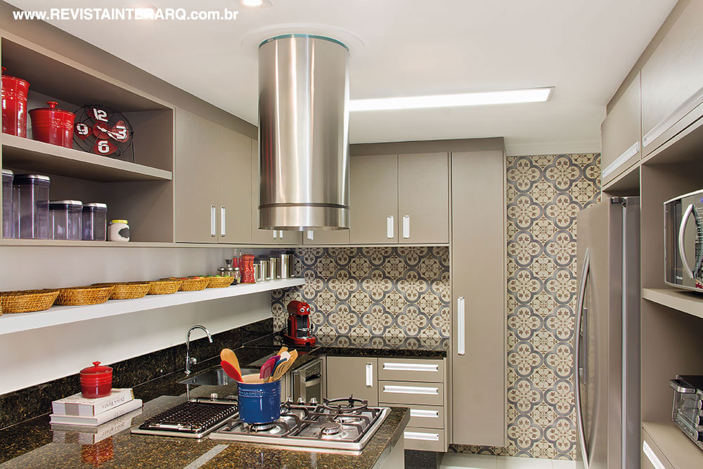 A cozinha compacta foi bem aproveitada com a marcenaria desenhada pela profissional. O charme ficou por conta do porcelanato que remete aos ladrilhos hidráulicos