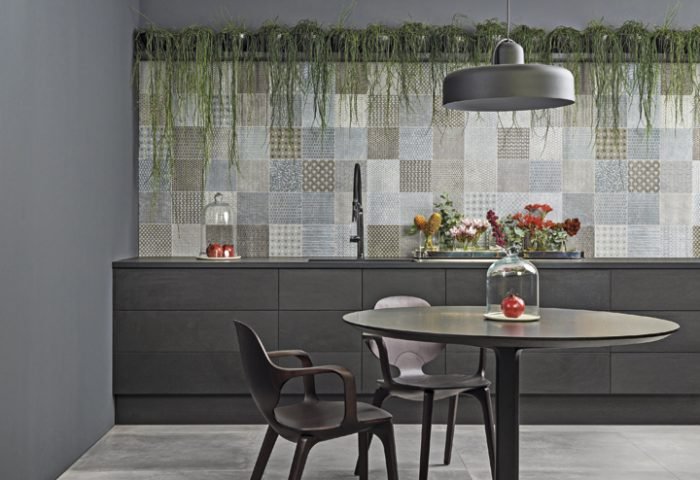  Linha Nord, da Portobello, revisita o início do minimalismo. No piso, o porcelanato Nord Cement e, na parede, os revestimentos Nord Zen Cement