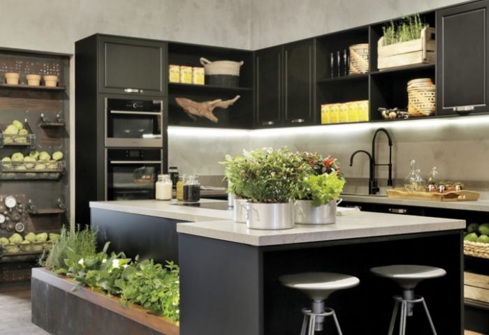 A Cozinha Industrial de Érica Salgueiro trouxe um visual urbano e descolado com a mistura de cores neutras, como o preto, cinza e marrom. Entre as boas ideias, estão as paredes revestidas com cimento queimado e a horta na ilha. 