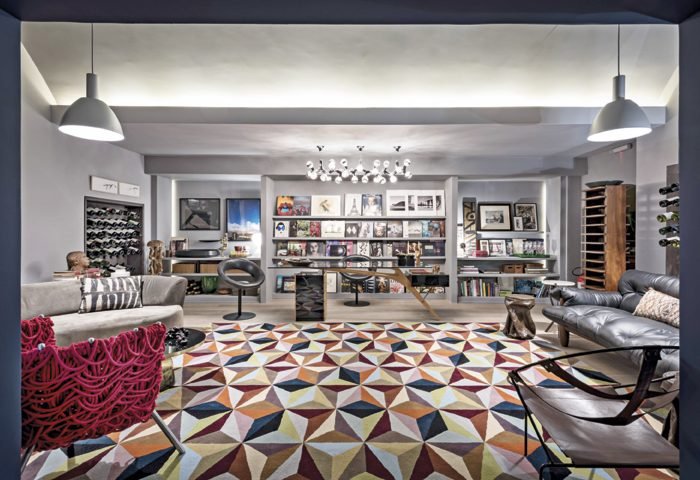  O arquiteto René Fernandes assinou o Estúdio de Leitura, uma espécie de sala íntima que reúne os vinhos, os livros e as obras de arte preferidas do morador. A geometria ganhou destaque no ambiente, assim como a mesa Cavour, um tributo ao designer italiano Carlo Mollino. 