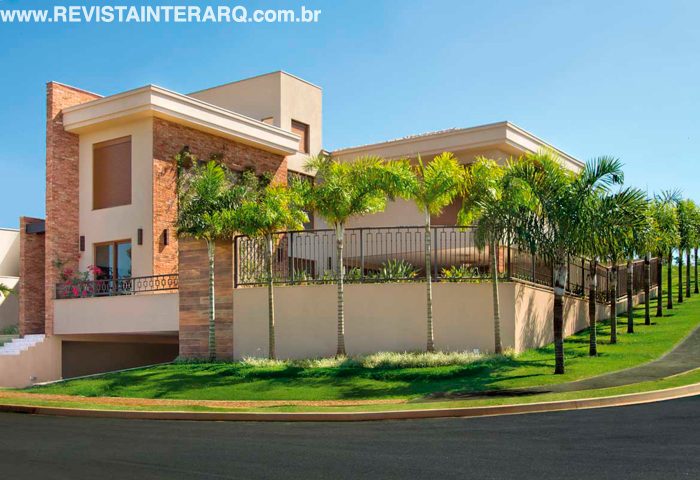 Guiada pela localização do terreno, a arquiteta criou uma garagem subsolo e uma área de lazer voltada à esquina para dar mais privacidade ao espaço - Revista InterArq | Arquitetura, Decoração, Design, Paisagismo e Lifestyle