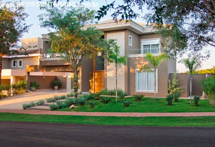 Esta morada ganhou mais frescor com um lago com carpas - Revista InterArq | Arquitetura, Decoração, Design, Paisagismo e Lifestyle