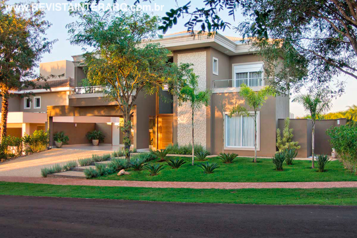 Esta morada ganhou mais frescor com um lago com carpas - Revista InterArq | Arquitetura, Decoração, Design, Paisagismo e Lifestyle
