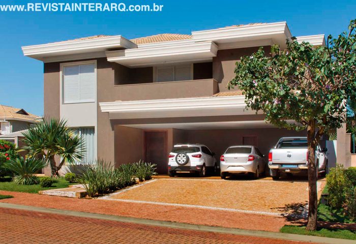 Para atender aos desejos da família, esta casa foi projetada com espaços amplos e setorização eficiente para otimizar as tarefas do dia a dia - Revista InterArq | Arquitetura, Decoração, Design, Paisagismo e Lifestyle