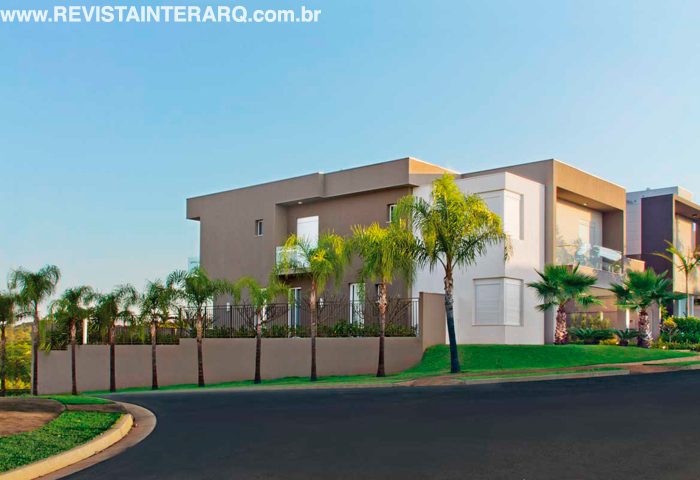 Marcado pelo jogo de volumes e cores, este projeto de arquitetura contemporânea ganhou privacidade na ala íntima e lazer graças ao terreno de esquina em declive - Revista InterArq | Arquitetura, Decoração, Design, Paisagismo e Lifestyle