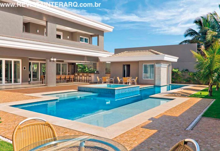 Com a união de três terrenos, esta ampla casa ganhou muitas opções de lazer e ambientes para acomodar o grande números de amigos - Revista InterArq | Arquitetura, Decoração, Design, Paisagismo e Lifestyle