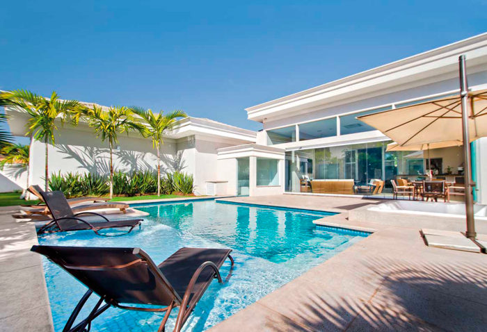 Ampla e funcional, esta casa ganhou ambientes com medidas generosas - Revista InterArq | Arquitetura, Decoração, Design, Paisagismo e Lifestyle