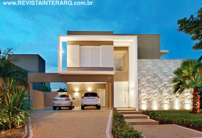 Para refletir a personalidade e estilos dos moradores, a arquiteta utilizou mosaicos e texturas que foram valorizadas por uma iluminação cênica - Revista InterArq | Arquitetura, Decoração, Design, Paisagismo e Lifestyle