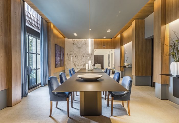 Toninho Noronha, em parceria de criação com o arquiteto Renato Andrade, resgatou sua já conhecida paleta de cinzas como base para compor a Sala de Jantar. Desta vez, o cinza veio associado a tons de azul e madeira, com uma grande mesa para reunir toda a família