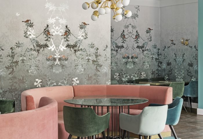 Patrizia Genovese e Guilherme Longo, do 242 Studio, foram os responsáveis pelo projeto do Restaurante da CasaCor. A decoração do espaço de 400 m² fez um passeio ao passado, mais precisamente aos restaurantes franceses com décor retrô-chic, estilo que marcou o período entre os anos 1920 e 1950 na Europa. Na paleta, muito dourado e tons de rosa-pálido e verde-greenery