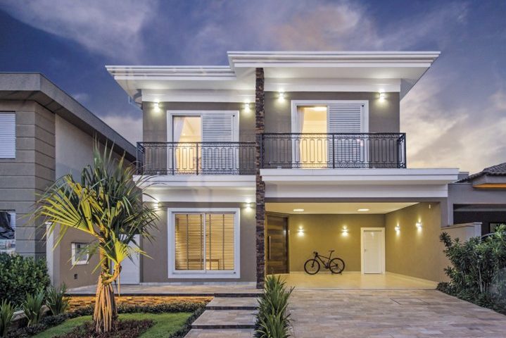 A arquitetura desta casa partiu de um grande aquário inserido em um layout não convencional na ala social - Revista InterArq | Arquitetura, Decoração, Design, Paisagismo e Lifestyle