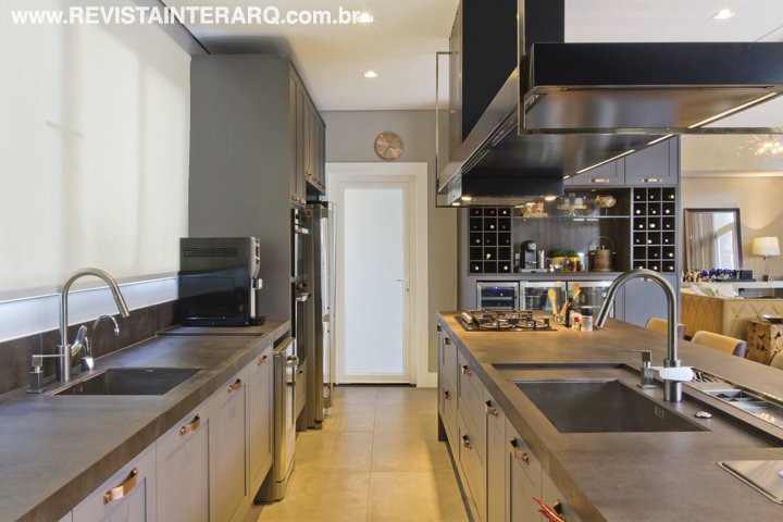 Para complementar o projeto desta cozinha eletrodomésticos, metais e cubas sofisticadas - Revista InterArq | Arquitetura, Decoração, Design, Paisagismo e Lifestyle