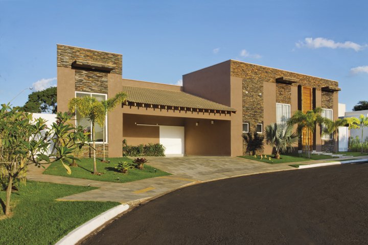 O terreno em formato triangular foi o maior desafio deste projeto residencial - Revista InterArq | Arquitetura, Decoração, Design, Paisagismo e Lifestyle