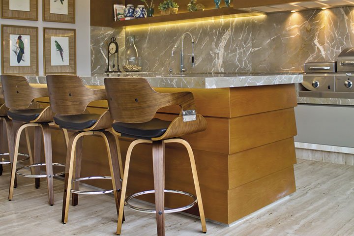 O destaque desta área gourmet é o acabamento em mármore Travertino Navona Estucado e Gris Armani - Revista InterArq | Arquitetura, Decoração, Design, Paisagismo e Lifestyle