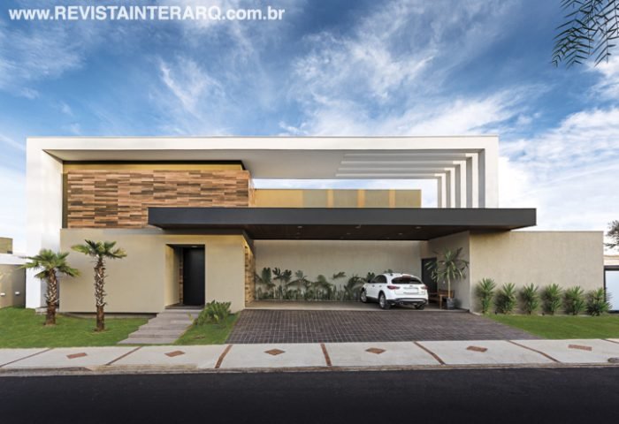 Um projeto versátil, com amplas portas que integram os ambientes - Revista InterArq | Arquitetura, Decoração, Design, Paisagismo e Lifestyle