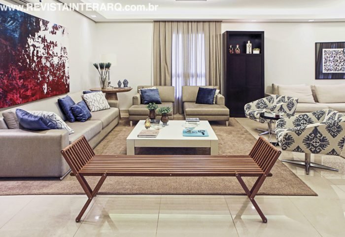 Depois de uma temporada morando fora do Brasil, o casal com filhas gêmeas queria uma residência com muito espaço para receber a família - Revista InterArq | Arquitetura, Decoração, Design, Paisagismo e Lifestyle