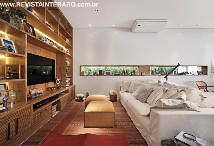 O projeto de reforma desta residência teve o intuito de conferir unidade visual aos ambientes internos e de aumentar a luminosidade - Revista InterArq | Arquitetura, Decoração, Design, Paisagismo e Lifestyle