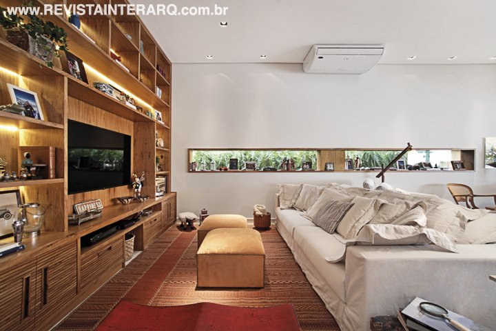 O projeto de reforma desta residência teve o intuito de conferir unidade visual aos ambientes internos e de aumentar a luminosidade - Revista InterArq | Arquitetura, Decoração, Design, Paisagismo e Lifestyle